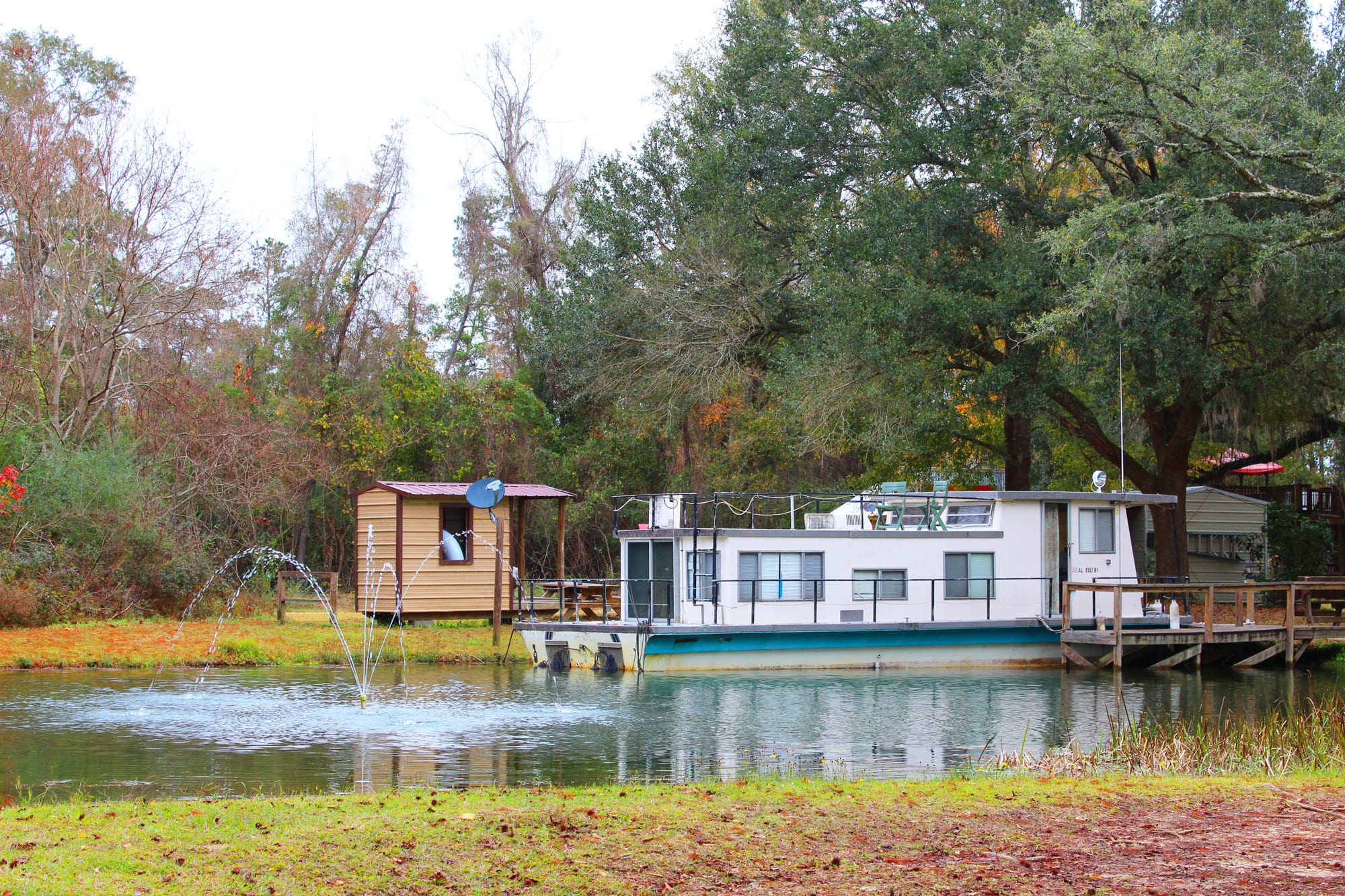 Houseboat available for rent in Louisiana